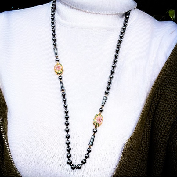 ✨VINTAGE✨ Strength in hematite hand knotted pearls with cloisonné flower accents - Picture 3 of 5